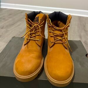 Timberland classic 6 inch waterproof boot wheat nubuck, in size 4.5 juniors.